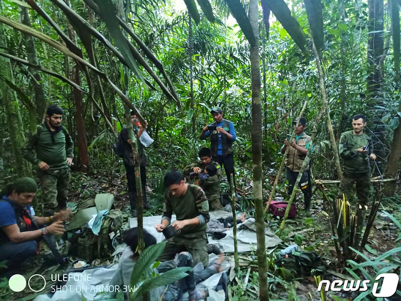 (카케타 로이터=뉴스1) 우동명 기자 = 9일(현지시간) 콜롬비아 카케타의 아마존 정글에서 지난달 1일 경 비행기 추락 사고로 실종됐던 어린이 4명을 군 구조대원들이 발견한 모습이 …