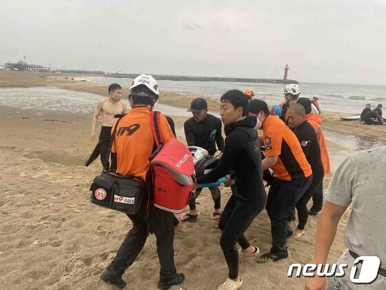 10일 오후 5시33분쯤 강원 양양군 강현면 전진리 설악해변에서 낙뢰사고가 발생, 20~40대 남성 6명이 다치는 사고가 발생했다.(강원도소방본부 제공) 2023.6.10/뉴스1