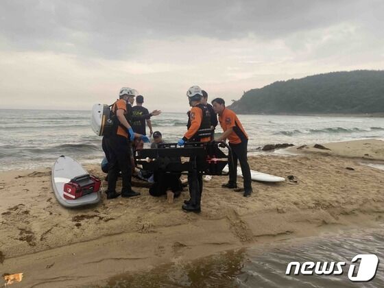 10일 오후 5시33분쯤 강원 양양군 강현면 전진리 설악해변에서 낙뢰사고가 발생, 20~40대 남성 6명이 다치는 사고가 발생했다.(강원도소방본부 제공) 2023.6.10/뉴스1