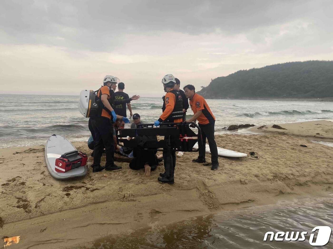 본문 이미지 - 10일 오후 5시33분쯤 강원 양양군 강현면 전진리 설악해변에서 낙뢰사고가 발생, 20~40대 남성 6명이 다치는 사고가 발생했다.(강원도소방본부 제공) 2023.6.10/뉴스1
