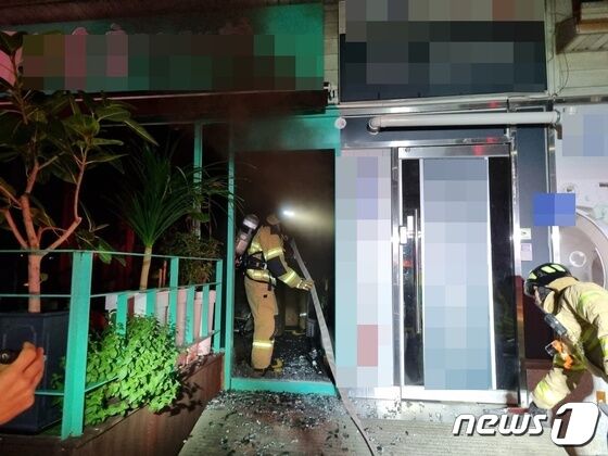 계룡소방서 소방관들이 불이 난 카페에서 진화에 나서고 있다.(계룡소방서 제공)/뉴스1 