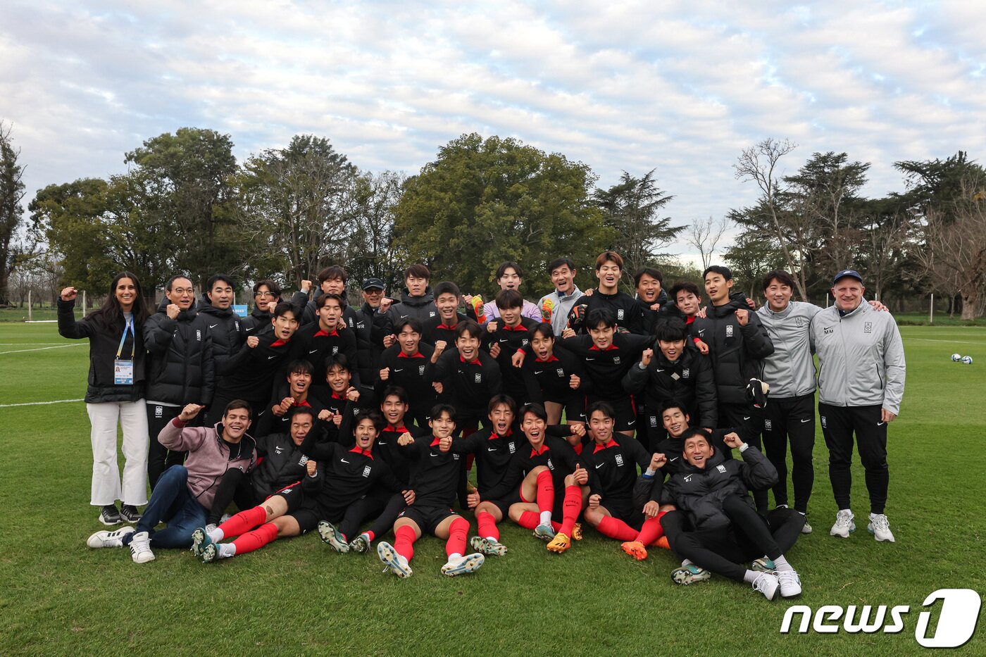 본문 이미지 - 김은중 한국 20세 이하(U-20) 월드컵 축구대표팀 감독과 선수단, 코칭 스태프들이 10일(현지시간) 아르헨티나 라플라타 에스탄시아 치카 훈련장에서 훈련을 마치고 기념촬영을 하고 있다. 2023.6.11/뉴스1 ⓒ News1 이승배 기자