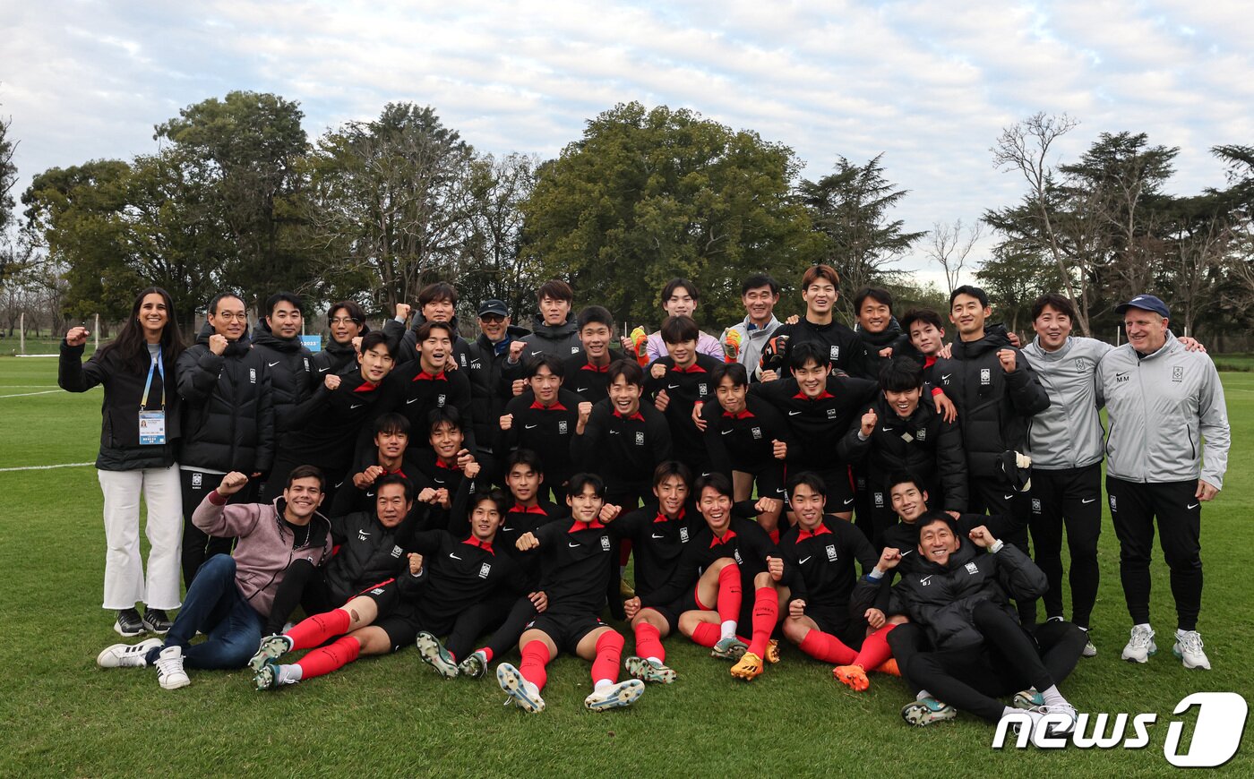 본문 이미지 - 김은중 한국 20세 이하(U-20) 월드컵 축구대표팀 감독과 선수단, 코칭 스태프들이 10일(현지시간) 아르헨티나 라플라타 에스탄시아 치카 훈련장에서 훈련을 마치고 기념촬영을 하고 있다. 2023.6.11/뉴스1 ⓒ News1 이승배 기자