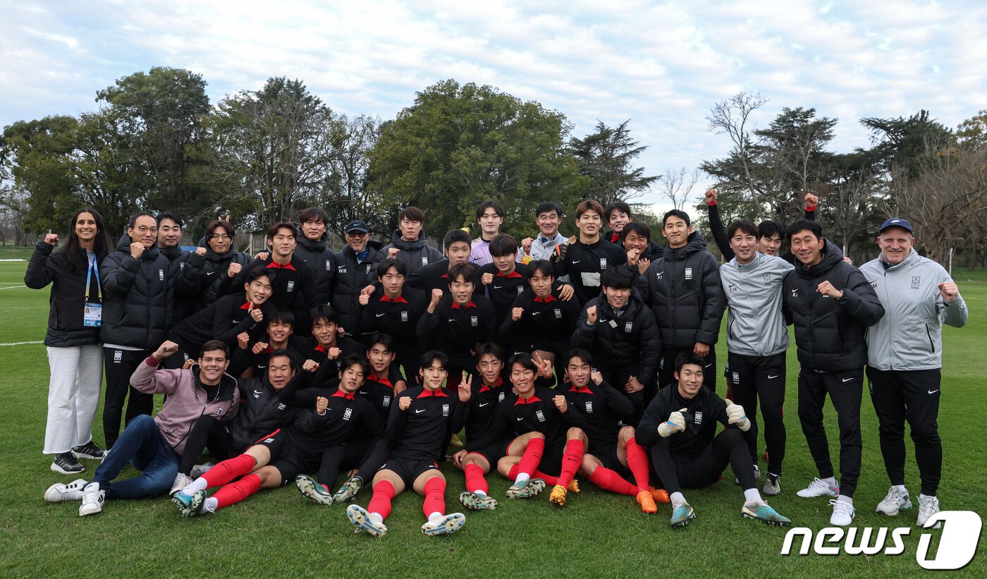 본문 이미지 - 김은중 한국 20세 이하(U-20) 월드컵 축구대표팀 감독과 선수단, 코칭 스태프들이 10일(현지시간) 아르헨티나 라플라타 에스탄시아 치카 훈련장에서 훈련을 마치고 기념촬영을 하고 있다. 2023.6.11/뉴스1 ⓒ News1 이승배 기자