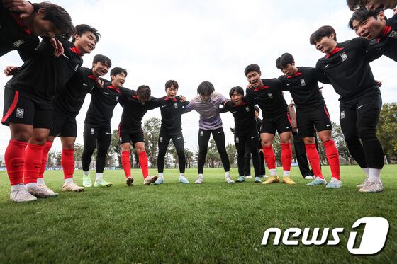한국 20세 이하(U-20) 월드컵 축구대표팀이 10일(현지시간) 아르헨티나 라플라타 에스탄시아 치카 훈련장에서 훈련을 마치고 선전을 다짐하고 있다. 2023.6.11/뉴스1 © News1 이승배 기자