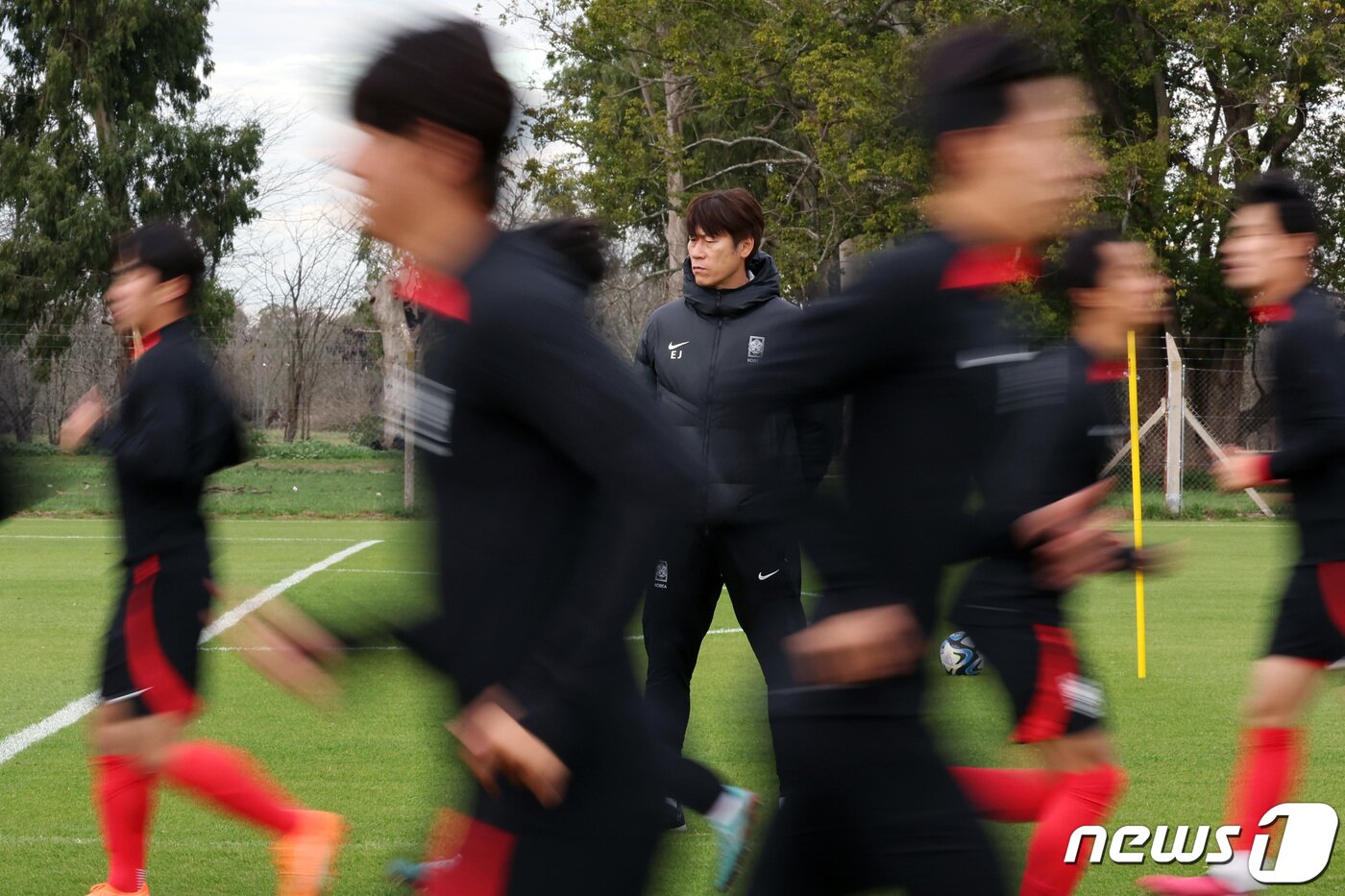 본문 이미지 - 김은중 한국 20세 이하(U-20) 월드컵 축구대표팀 감독이 10일(현지시간) 아르헨티나 라플라타 에스탄시아 치카 훈련장에서 선수들의 훈련을 지켜보고 있다. 2023.6.11/뉴스1 ⓒ News1 이승배 기자