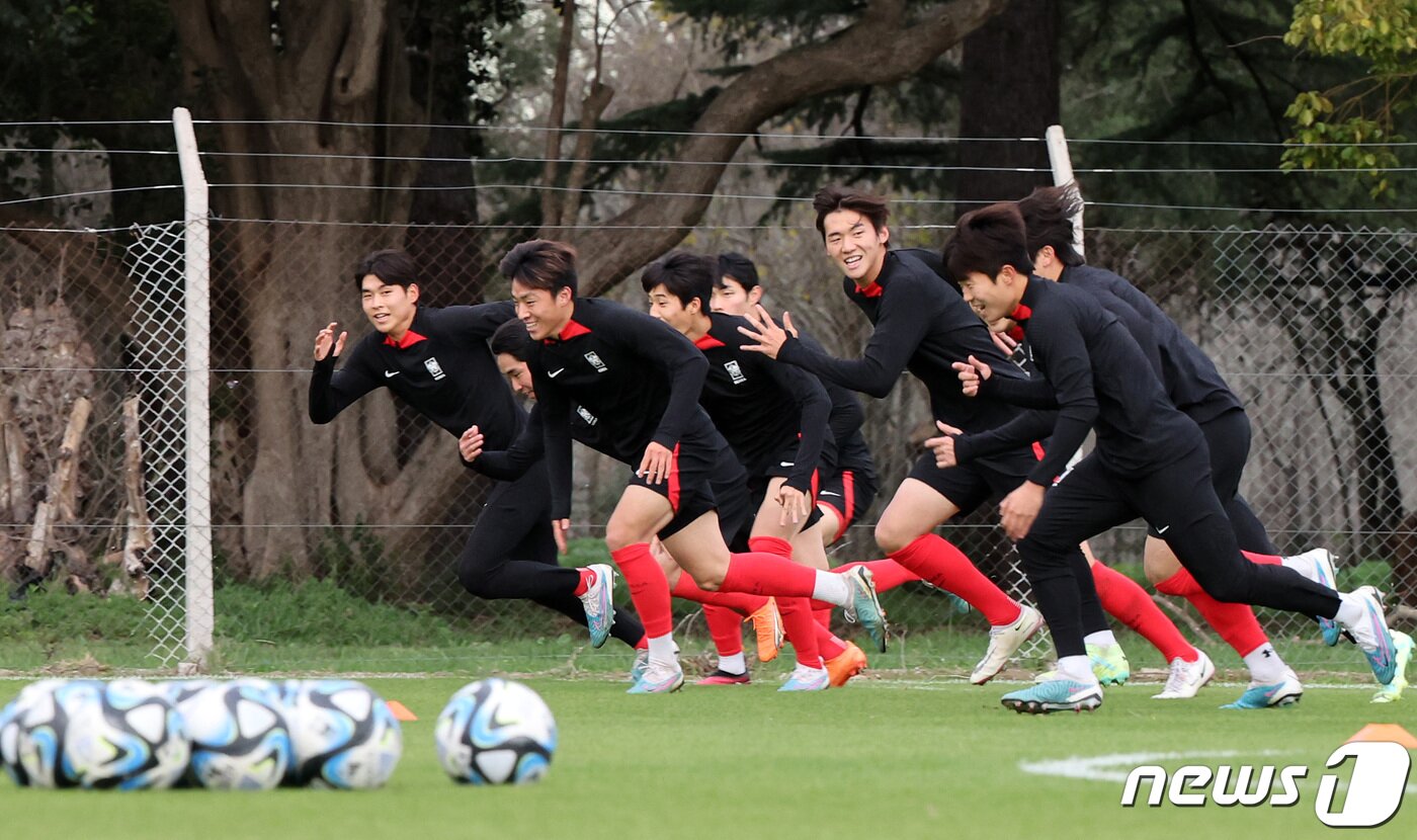 본문 이미지 - 한국 20세 이하(U-20) 월드컵 축구대표팀이 10일(현지시간) 아르헨티나 라플라타 에스탄시아 치카 훈련장에서 훈련을 하고 있다. 2023.6.11/뉴스1 ⓒ News1 이승배 기자
