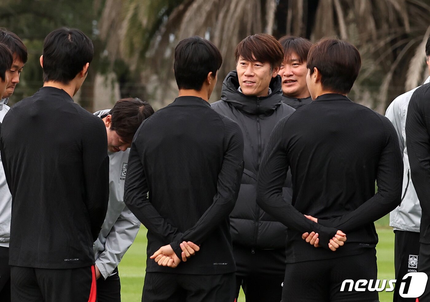 본문 이미지 - 김은중 한국 20세 이하(U-20) 월드컵 축구대표팀 감독이 10일(현지시간) 아르헨티나 라플라타 에스탄시아 치카 훈련장에서 훈련에 앞서 이야기하고 있다. 2023.6.11/뉴스1 ⓒ News1 이승배 기자