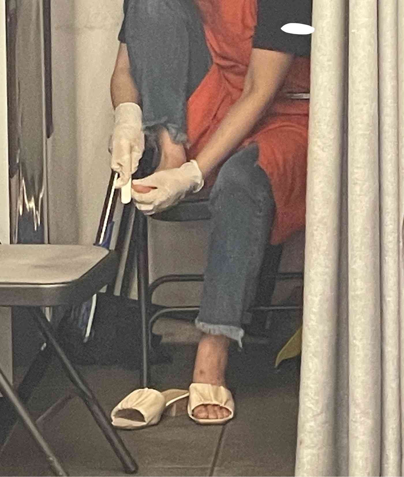 커피 프랜차이즈 '더벤티'의 한 매장 직원이 장갑을 낀 채 발 각질을 정리하고 있는 모습. (온라인 커뮤니티 갈무리)