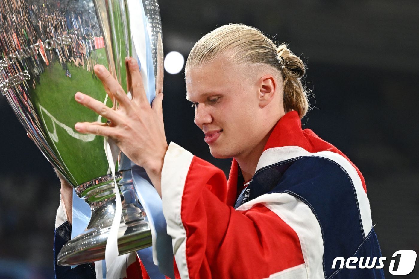 본문 이미지 - UCL 우승 트로피를 들고 있는 홀란드ⓒ AFP=뉴스1