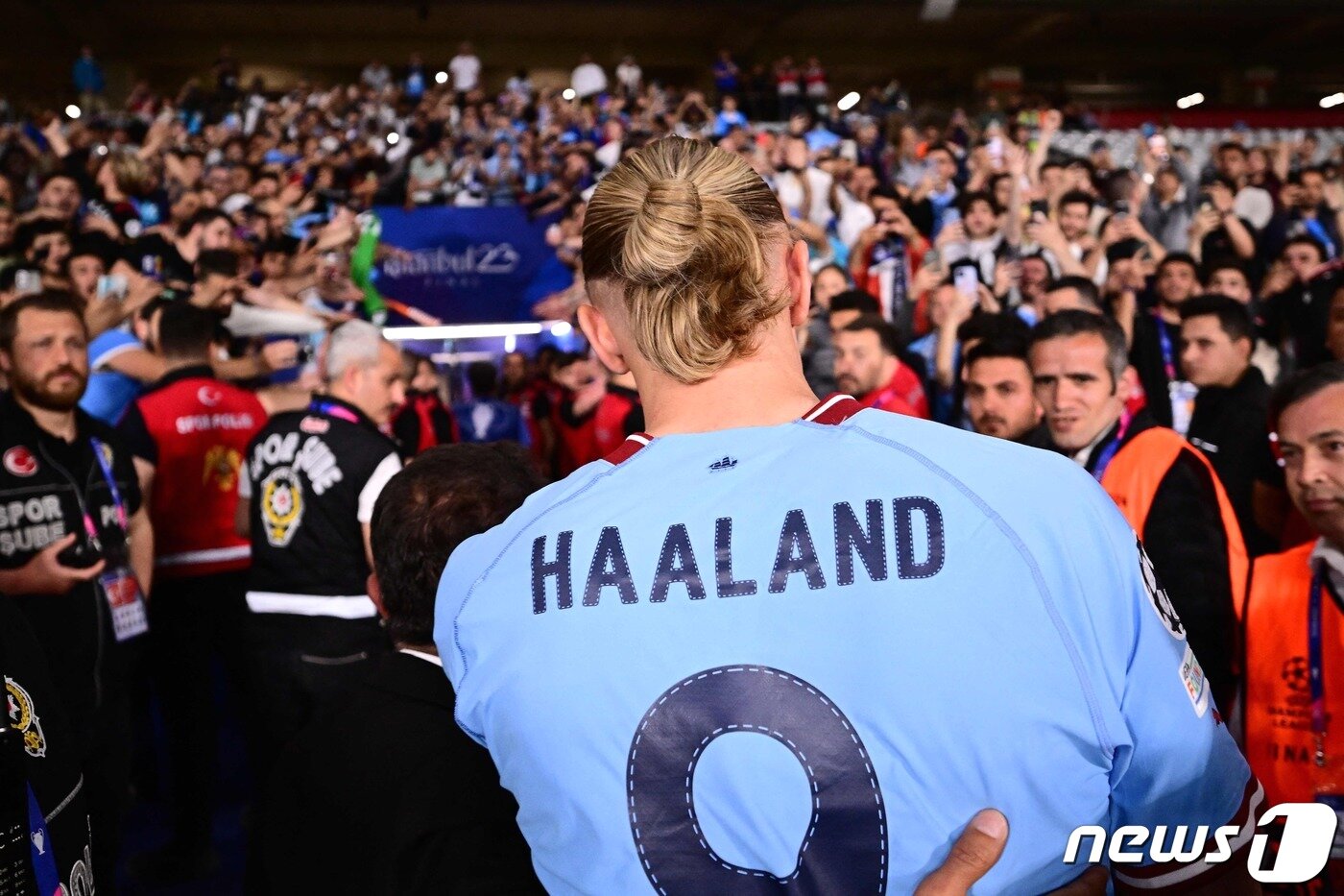본문 이미지 - 팬들과 함께 기뻐하는 홀란드 ⓒ AFP=뉴스1