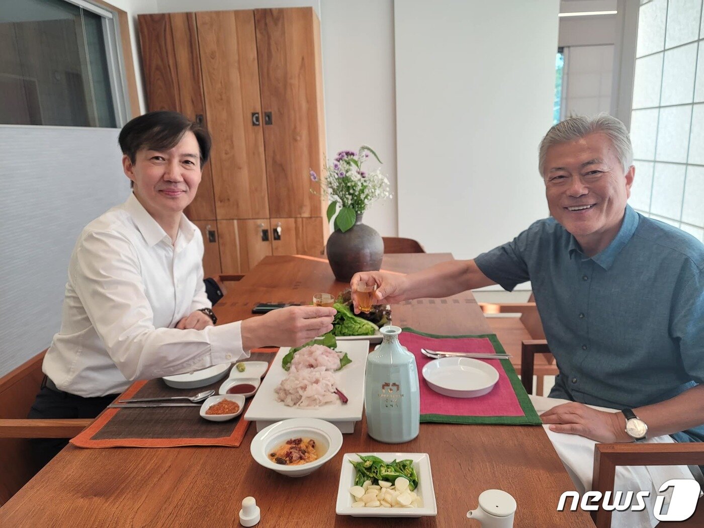 본문 이미지 - 조국 전 법무부 장관이 지난 10일 경남 양산시 평산책방을 찾아 책방지기로 봉사한 뒤 문재인 전 대통령과 식사하는 모습. 조 전 장관은 페이스북에 사진과 함께 "문재인 정부의 모든 것이 부정되고 폄훼되는 역진(逆進)과 퇴행의 시간 속에서 무엇을 해야 하는지 고민하고 있다＂며 ＂지도도 나침반도 없는 '길 없는 길'을 걸어가겠다＂고 밝혔다. (조국 전 장관 페이스북 캡쳐) 2023.6.11/뉴스1
