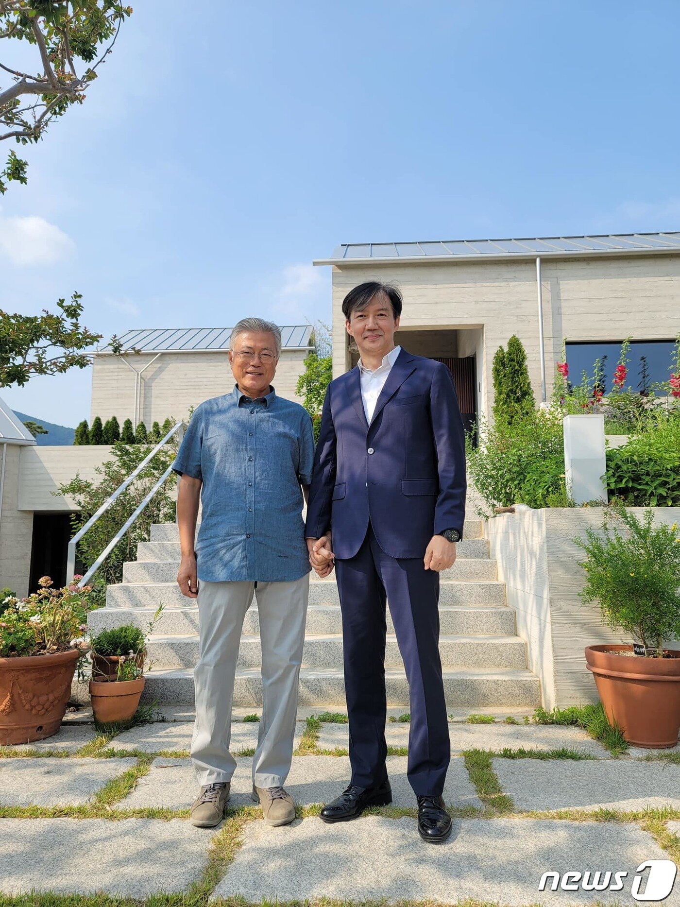 본문 이미지 - 조국 전 법무부 장관이 지난 10일 경남 양산시 평산마을을 찾아 문재인 전 대통령과 손을 잡고 있다. (조국 전 장관 페이스북 캡쳐) 2023.6.11/뉴스1