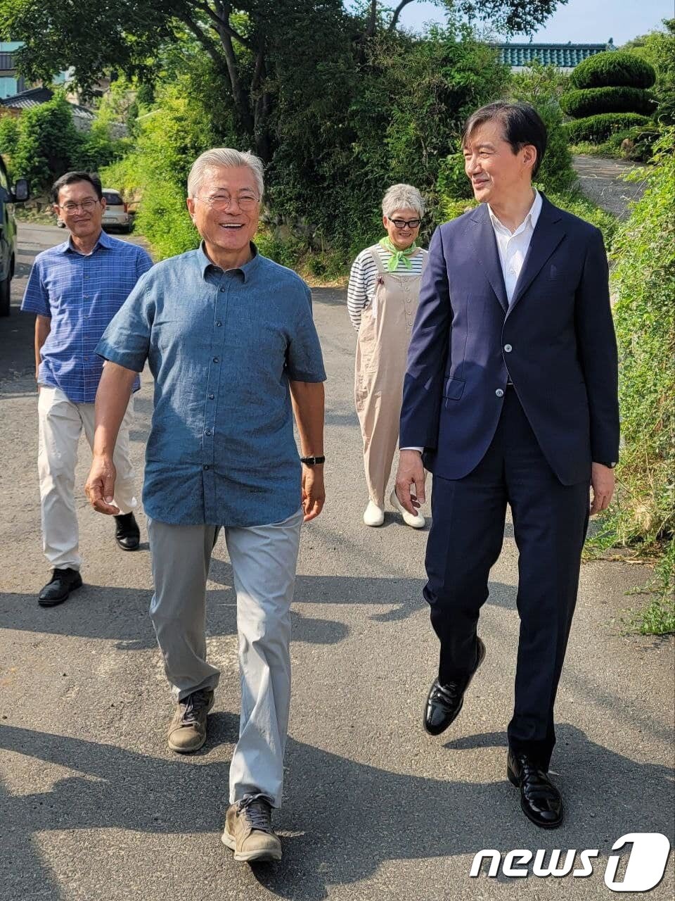 본문 이미지 - 조국 전 법무부 장관이 지난 10일 경남 양산시 평산마을을 찾아 문재인 전 대통령과 대화를 나누며 걸어가고 있다.. (조 전 장관 페이스북 캡쳐) 2023.6.11/뉴스1