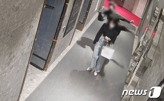 지난해 5월22일 새벽 부산 부산진구 서면 오피스텔 1층 복도에서 발생한 '부산 돌려차기' 사건과 관련해 가해 남성 A씨가 피해자를 발로 차고 있다.(남언호 법률사무소 빈센트 변호사 제공) © News1 노경민 기자