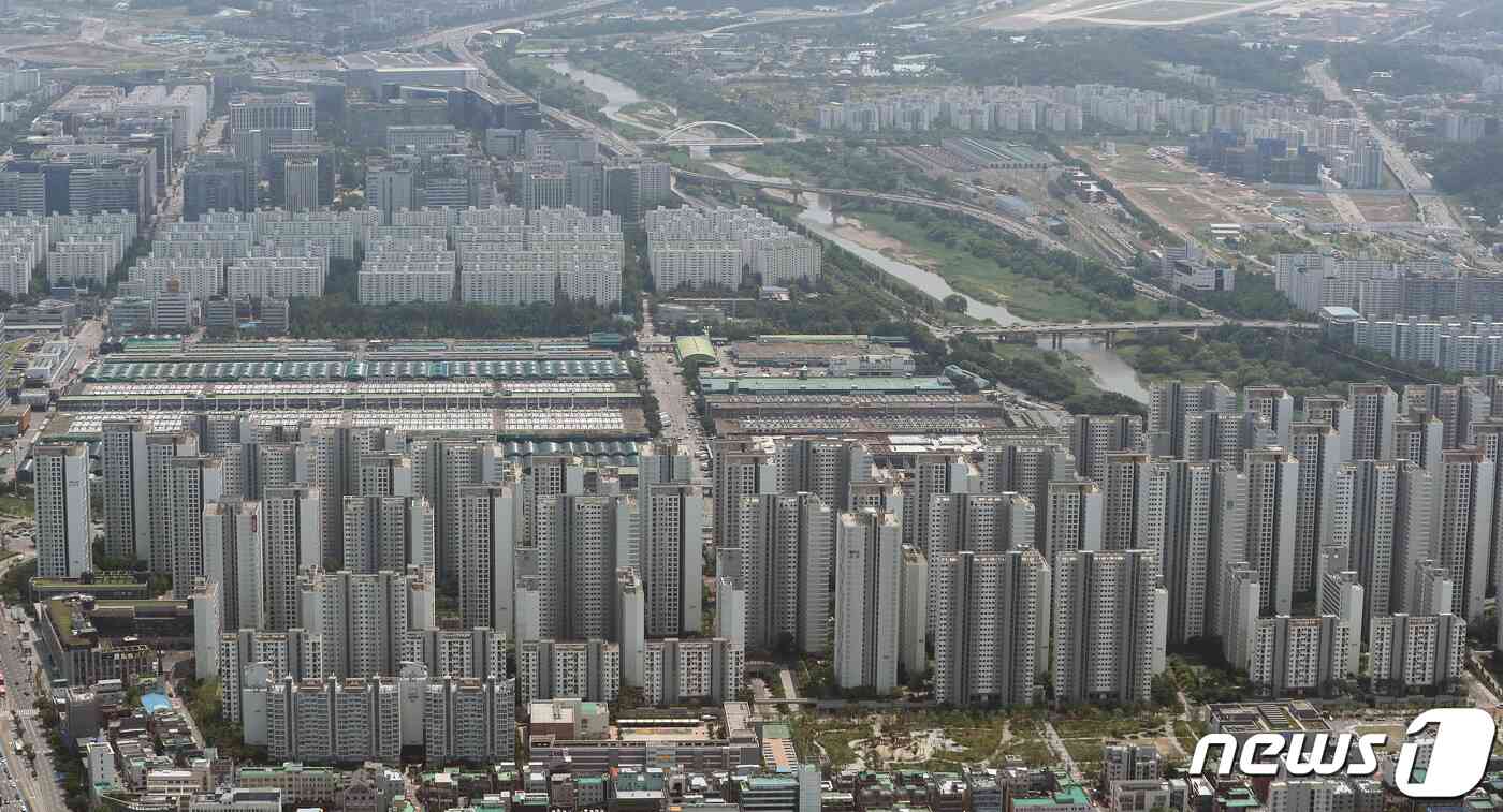 사진은 11일 서울 송파구 롯데월드타워 서울스카이 전망대에서 바라본 아파트 단지. 2023.6.11/뉴스1 © News1 박세연 기자