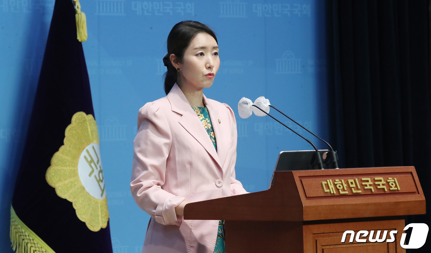 (서울=뉴스1) 임세영 기자 = 강선우 더불어민주당 대변인이 11일 오후 서울 여의도 국회에서 브리핑을 하고 있다. 2023.6.11/뉴스1