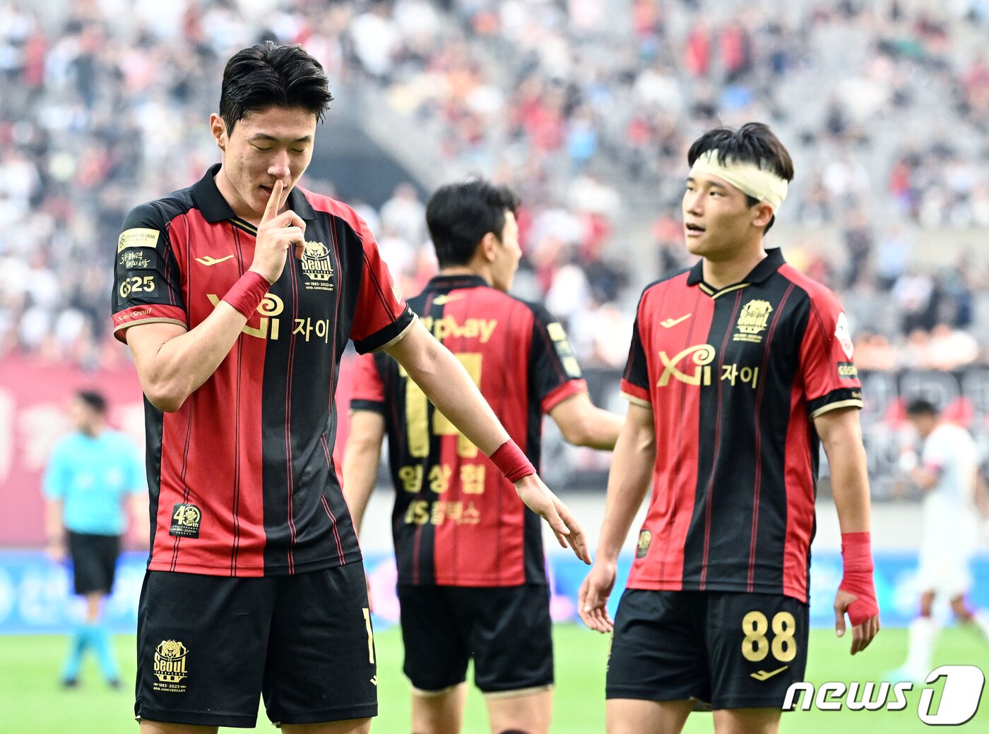 본문 이미지 - 11일 오후 서울 마포구 성산동 서울월드컵경기장에서 열린 하나원큐 K리그1 18라운드 FC서울과 포항스틸러스의 경기에서 서울 황의조가 선제골을 넣은 뒤 골 세리머니를 하고 있다. 2023.6.11/뉴스1 ⓒ News1 박정호 기자