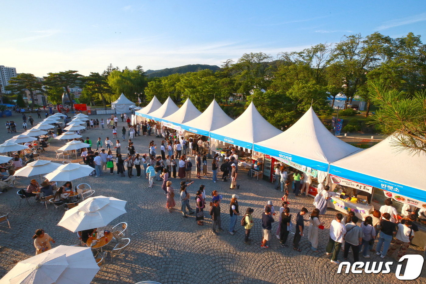 지난 2일부터 6일까지 전북 무주군 무주읍 등나무운동장 일대에서 열린 제11회 무주산골영화제 현장에 설치된 간식 부스에 관광객들이 북적이고 있다.&#40;무주군 제공&#41;2023.6.11/뉴스1