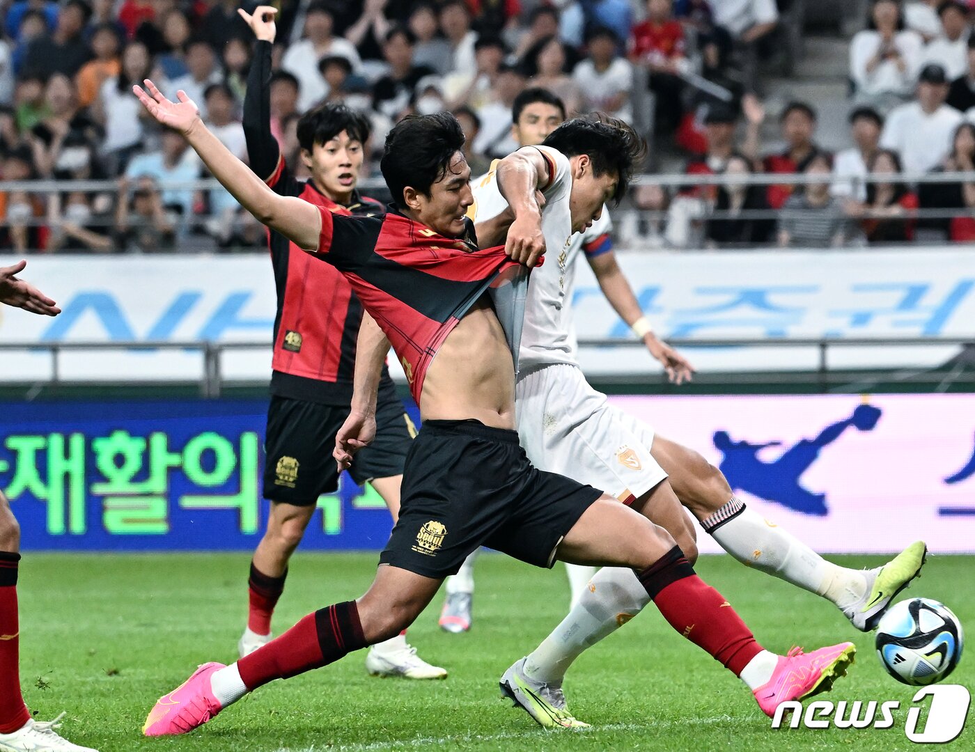 본문 이미지 - 11일 오후 서울 마포구 성산동 서울월드컵경기장에서 열린 하나원큐 K리그1 18라운드 FC서울과 포항스틸러스의 경기에서 포항 이호재가 후반 상대 문전에서 슛을 날리고 있다. 2023.6.11/뉴스1 ⓒ News1 박정호 기자