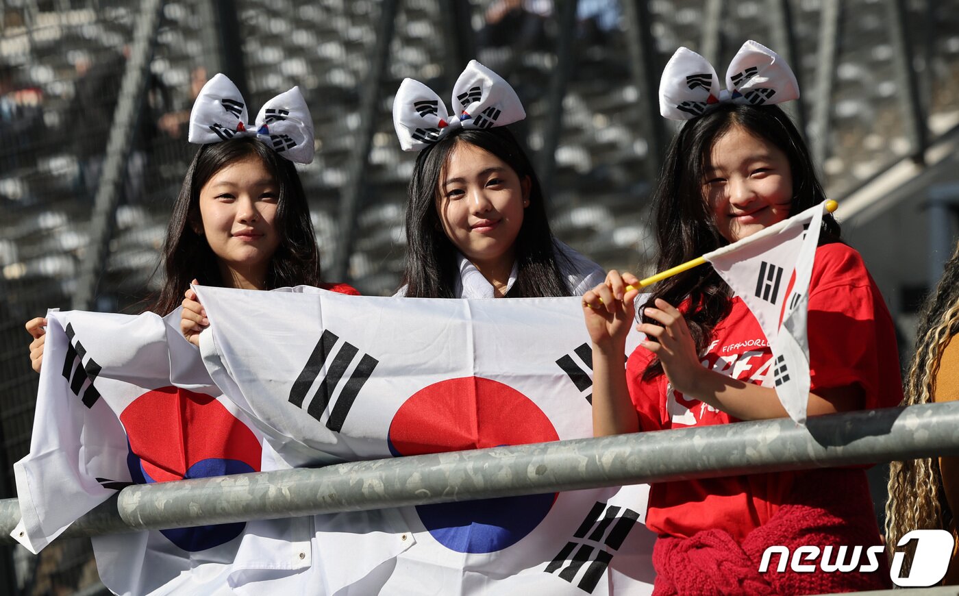 본문 이미지 - 11일(현지시간) 아르헨티나 라플라타 스타디움에서 열린 ‘FIFA U-20 월드컵 아르헨티나 2023’ 3·4위 결정전 한국과 이스라엘의 경기에서 경기 시작 전 팬들이 응원을 하고 있다. 2023.6.12/뉴스1 ⓒ News1 이승배 기자