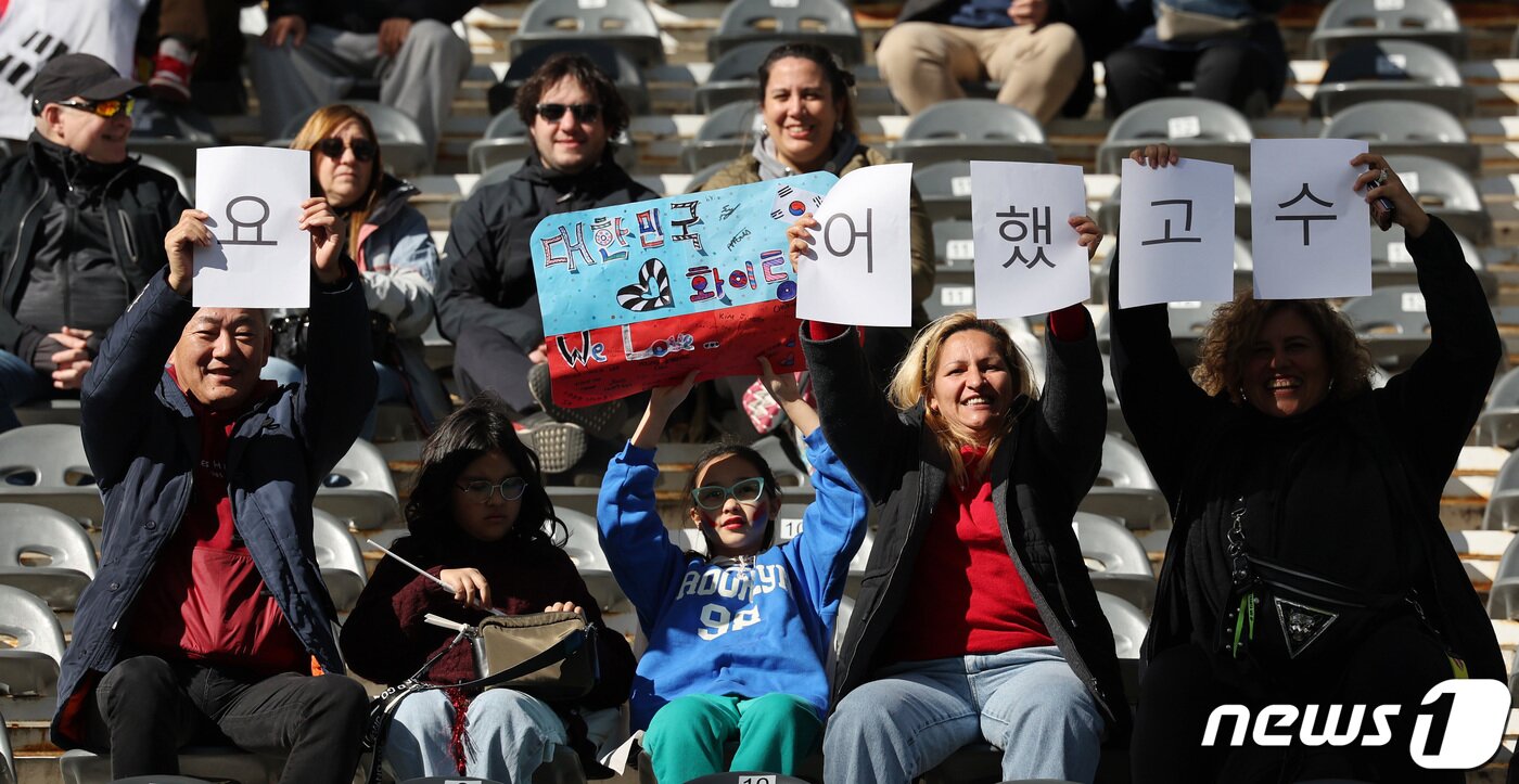 본문 이미지 - 11일(현지시간) 아르헨티나 라플라타 스타디움에서 열린 ‘FIFA U-20 월드컵 아르헨티나 2023’ 3·4위 결정전 한국과 이스라엘의 경기에서 경기 시작 전 팬들이 '수고했어요'라고 적힌 종이를 들고 응원을 펼치고 있다. 2023.6.12/뉴스1 ⓒ News1 이승배 기자