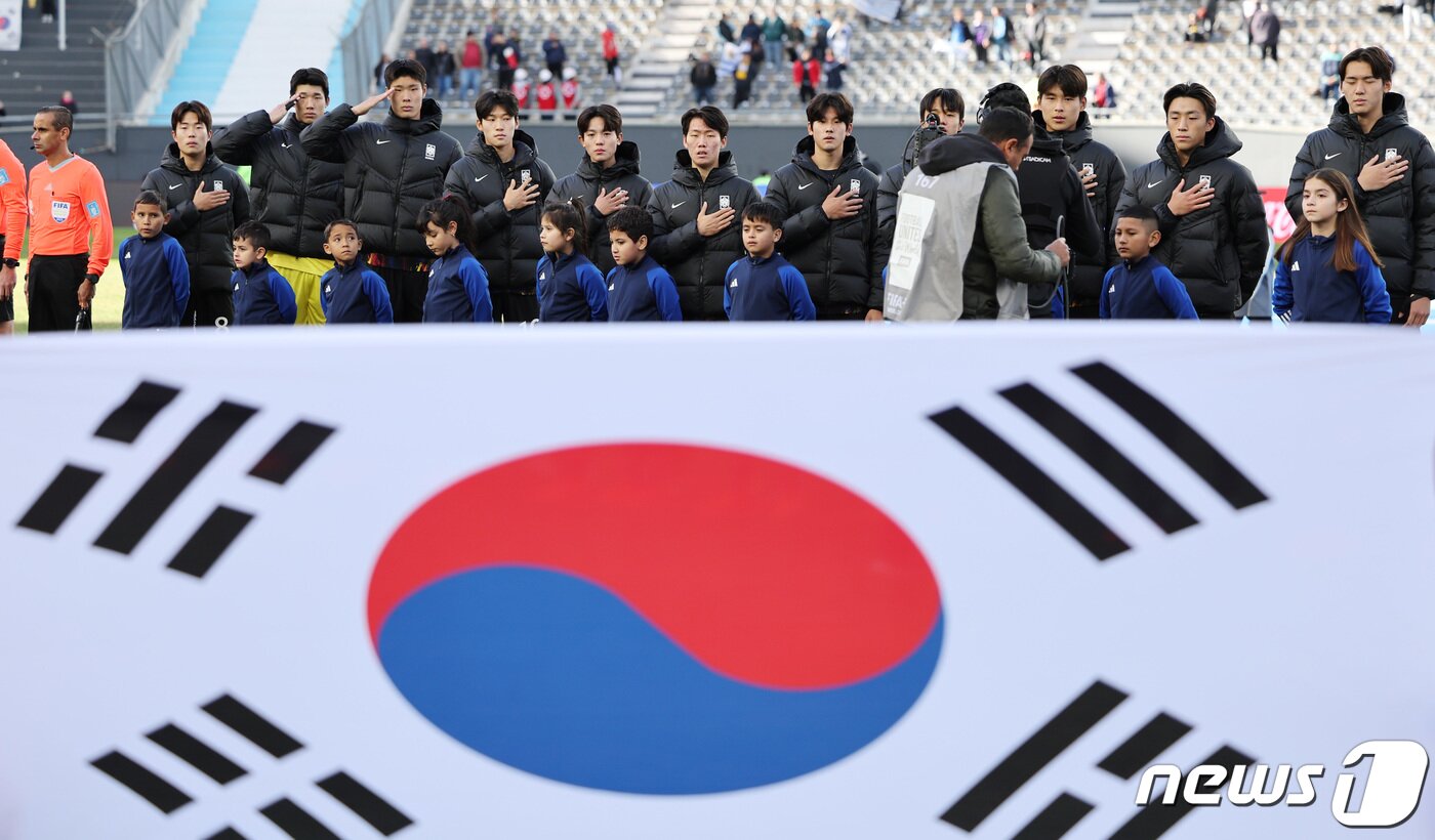 본문 이미지 - 11일(현지시간) 아르헨티나 라플라타 스타디움에서 열린 ‘FIFA U-20 월드컵 아르헨티나 2023’ 3·4위 결정전 한국과 이스라엘의 경기에서 한국 대표팀이 애국가를 부르고 있다. 2023.6.12/뉴스1 ⓒ News1 이승배 기자