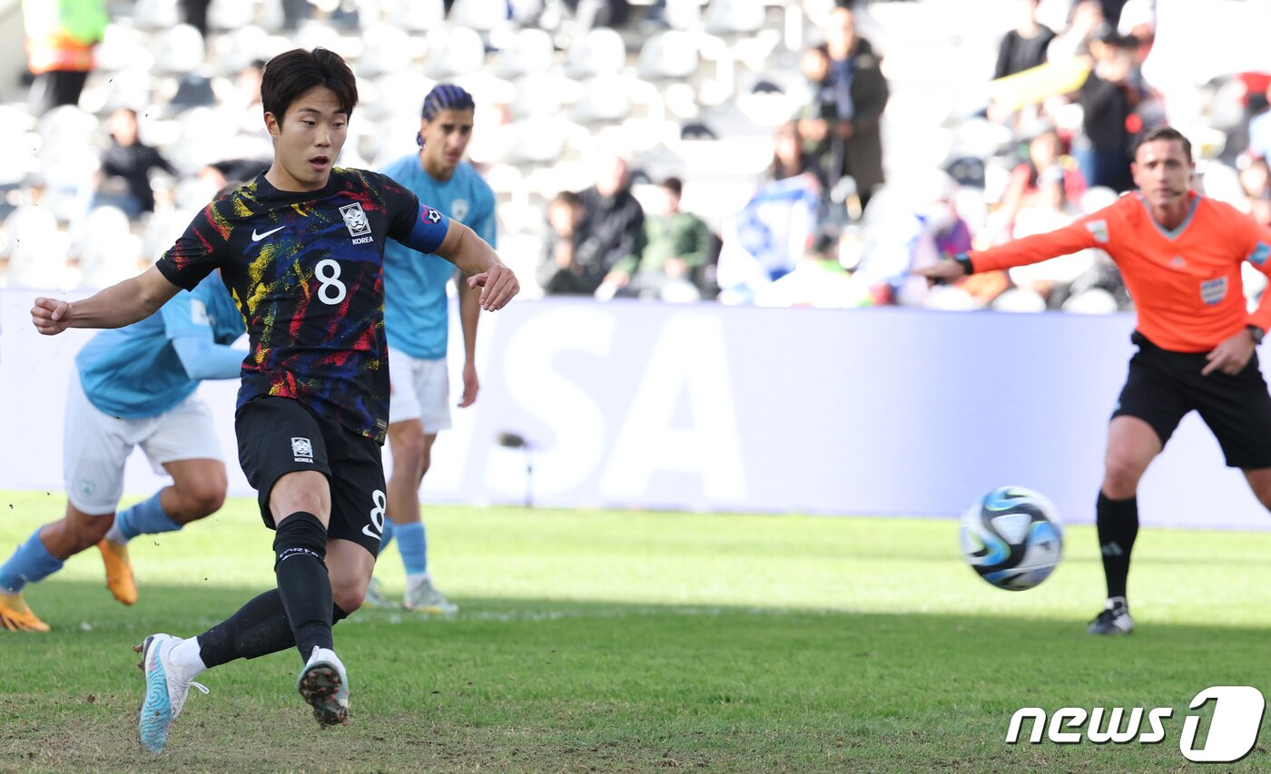 본문 이미지 - 11일(현지시간) 아르헨티나 라플라타 스타디움에서 열린 ‘FIFA U-20 월드컵 아르헨티나 2023’ 3·4위 결정전 한국과 이스라엘의 경기에서 이승원이 동점골을 넣고 있다. 2023.6.12/뉴스1 ⓒ News1 이승배 기자