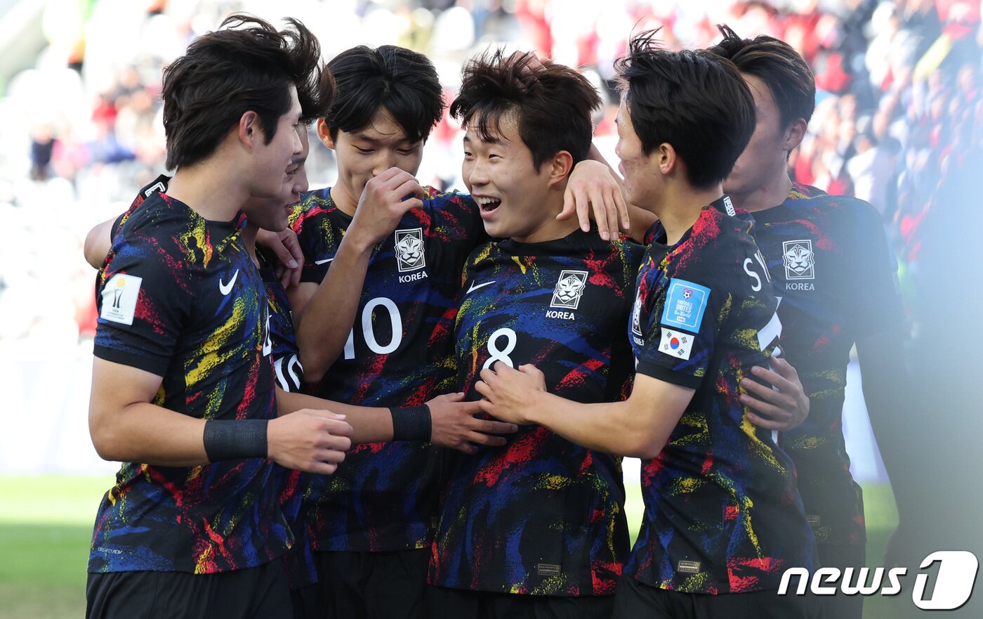 본문 이미지 - 11일(현지시간) 아르헨티나 라플라타 스타디움에서 열린 ‘FIFA U-20 월드컵 아르헨티나 2023’ 3·4위 결정전 한국과 이스라엘의 경기에서 동점골을 넣은 이승원이 동료들과 기뻐하고 있다. 2023.6.12/뉴스1 ⓒ News1 이승배 기자