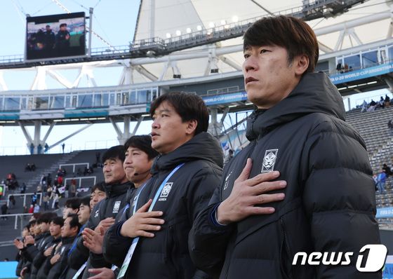 11일(현지시간) 아르헨티나 라플라타 스타디움에서 열린 ‘FIFA U-20 월드컵 아르헨티나 2023’ 3·4위 결정전 한국과 이스라엘의 경기에서 김은중 감독과 코치진이 애국가를 부르고 있다. 2023.6.12/뉴스1 © News1 이승배 기자
