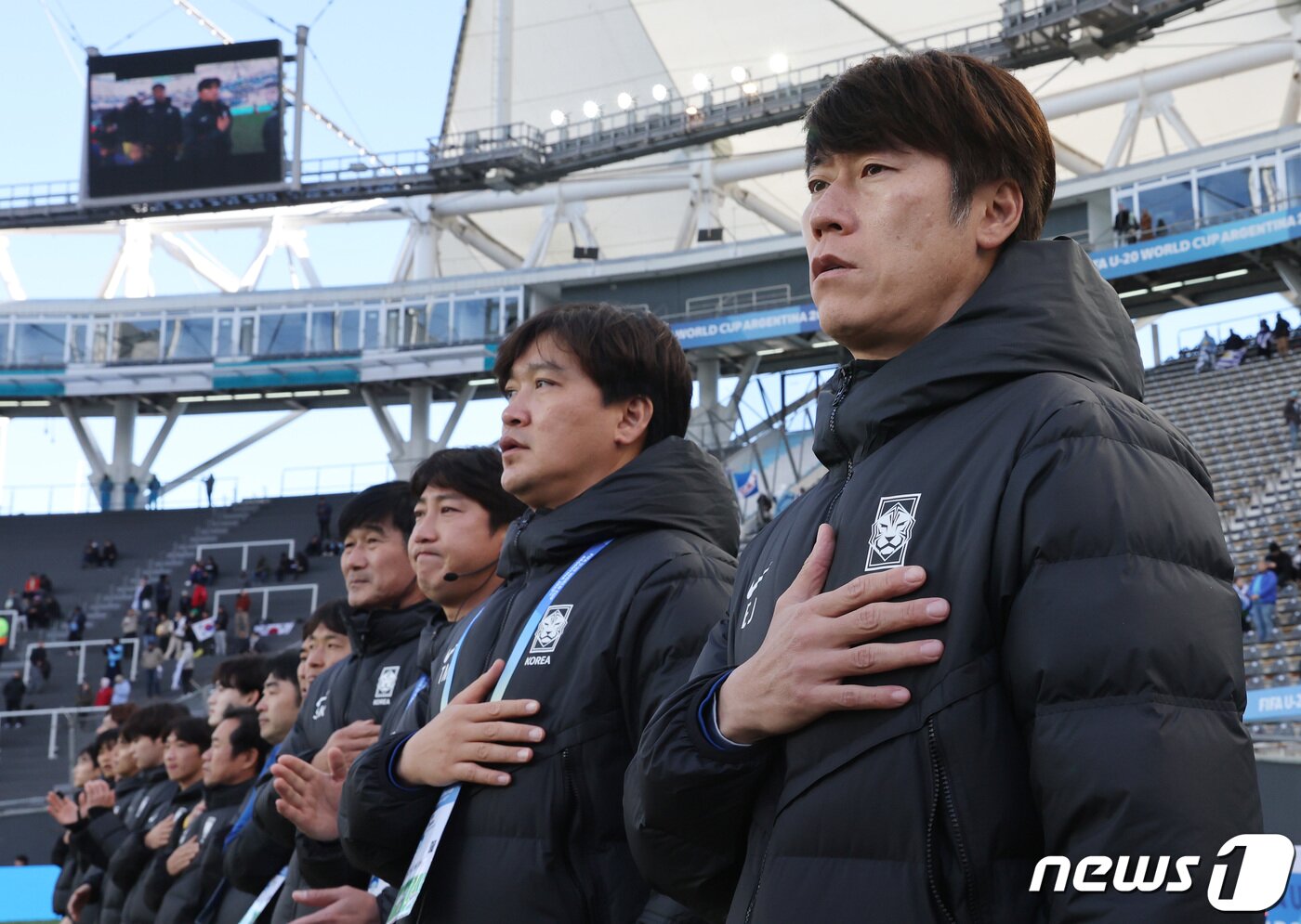 본문 이미지 - 11일(현지시간) 아르헨티나 라플라타 스타디움에서 열린 ‘FIFA U-20 월드컵 아르헨티나 2023’ 3·4위 결정전 한국과 이스라엘의 경기에서 김은중 감독과 코치진이 애국가를 부르고 있다. 2023.6.12/뉴스1 ⓒ News1 이승배 기자