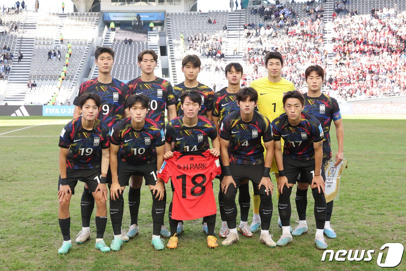 본문 이미지 - 11일(현지시간) 아르헨티나 라플라타 스타디움에서 열린 ‘FIFA U-20 월드컵 아르헨티나 2023’ 3&bull;4위 결정전 한국과 이스라엘의 경기에서 한국 대표팀이 경기 전 기념촬영을 하고 있다. 2023.6.12/뉴스1 ⓒ News1 이승배 기자