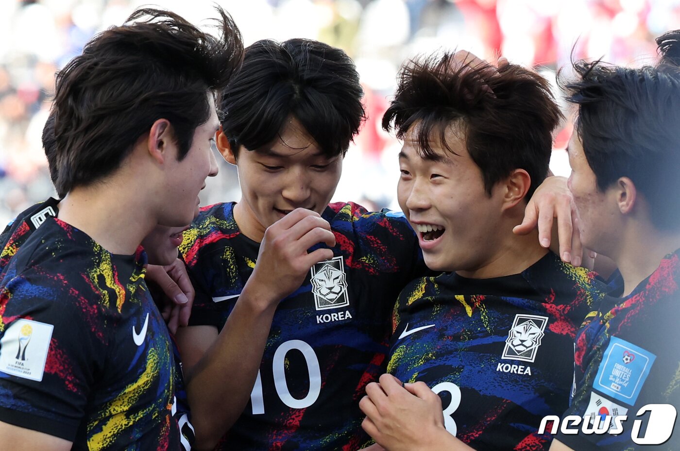 본문 이미지 - 11일(현지시간) 아르헨티나 라플라타 스타디움에서 열린 'FIFA U-20 월드컵 아르헨티나 2023' 3·4위 결정전 한국과 이스라엘의 경기에서 한국 이승원이 패널티 킥으로 동점골을 넣은 뒤 동료들과 기뻐하고 있다. 2023.6.12/뉴스1 ⓒ News1 이승배 기자