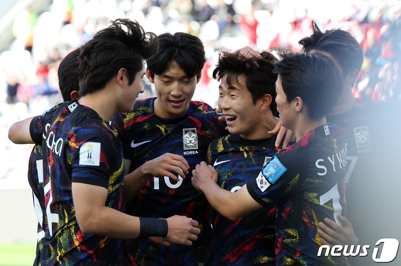 본문 이미지 - 11일(현지시간) 아르헨티나 라플라타 스타디움에서 열린 'FIFA U-20 월드컵 아르헨티나 2023' 3·4위 결정전 한국과 이스라엘의 경기에서 한국 이승원이 패널티 킥으로 동점골을 넣은 뒤 동료들과 기뻐하고 있다. 2023.6.12/뉴스1 ⓒ News1 이승배 기자