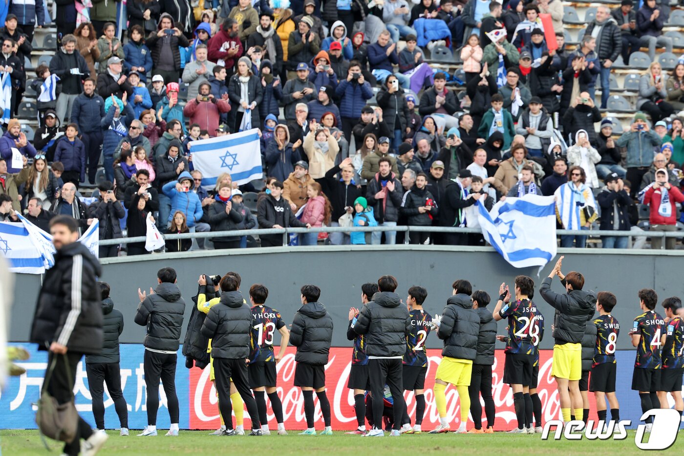 본문 이미지 - 11일(현지시간) 아르헨티나 라플라타 스타디움에서 열린 'FIFA U-20 월드컵 아르헨티나 2023' 3·4위 결정전 한국과 이스라엘의 경기에서 1대3으로 패배한 한국 대표팀이 팬들에게 인사하고 있다. 2023.6.12/뉴스1 ⓒ News1 이승배 기자