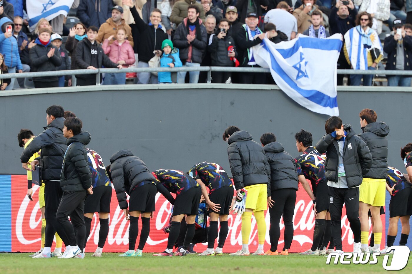 본문 이미지 - 11일(현지시간) 아르헨티나 라플라타 스타디움에서 열린 'FIFA U-20 월드컵 아르헨티나 2023' 3·4위 결정전 한국과 이스라엘의 경기에서 1대3으로 패배한 한국 대표팀이 팬들에게 인사하고 있다. 2023.6.12/뉴스1 ⓒ News1 이승배 기자