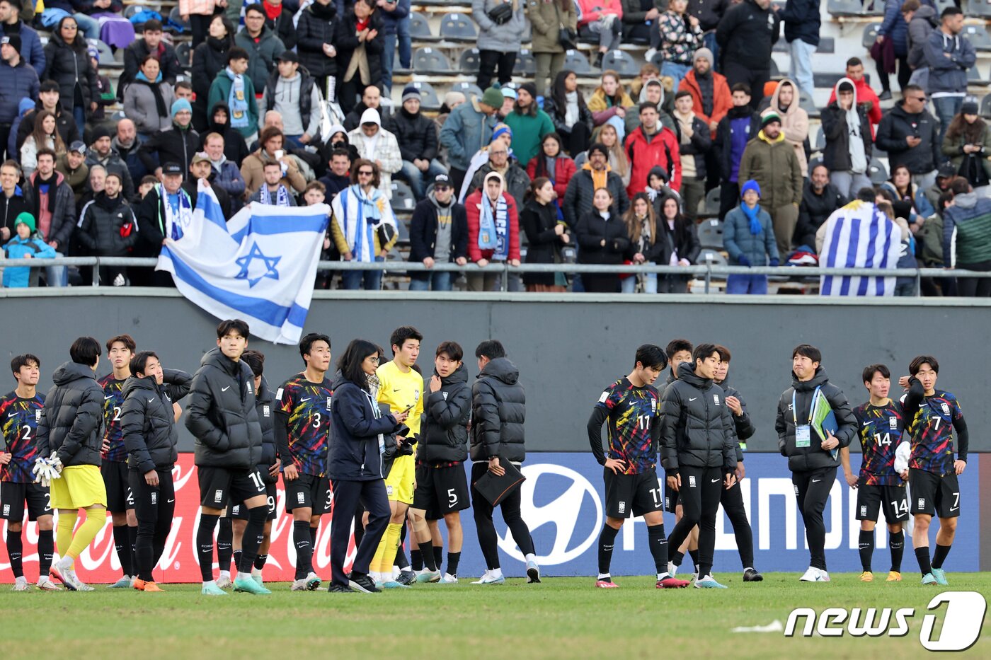 본문 이미지 - 11일(현지시간) 아르헨티나 라플라타 스타디움에서 열린 'FIFA U-20 월드컵 아르헨티나 2023' 3·4위 결정전 한국과 이스라엘의 경기에서 1대3으로 패배한 한국 대표팀이 아쉬워하고 있다. 2023.6.12/뉴스1 ⓒ News1 이승배 기자