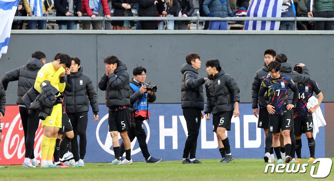 본문 이미지 - 11일(현지시간) 아르헨티나 라플라타 스타디움에서 열린 'FIFA U-20 월드컵 아르헨티나 2023' 3·4위 결정전 한국과 이스라엘의 경기에서 1대3으로 패배한 한국 대표팀이 아쉬워하고 있다. 2023.6.12/뉴스1 ⓒ News1 이승배 기자