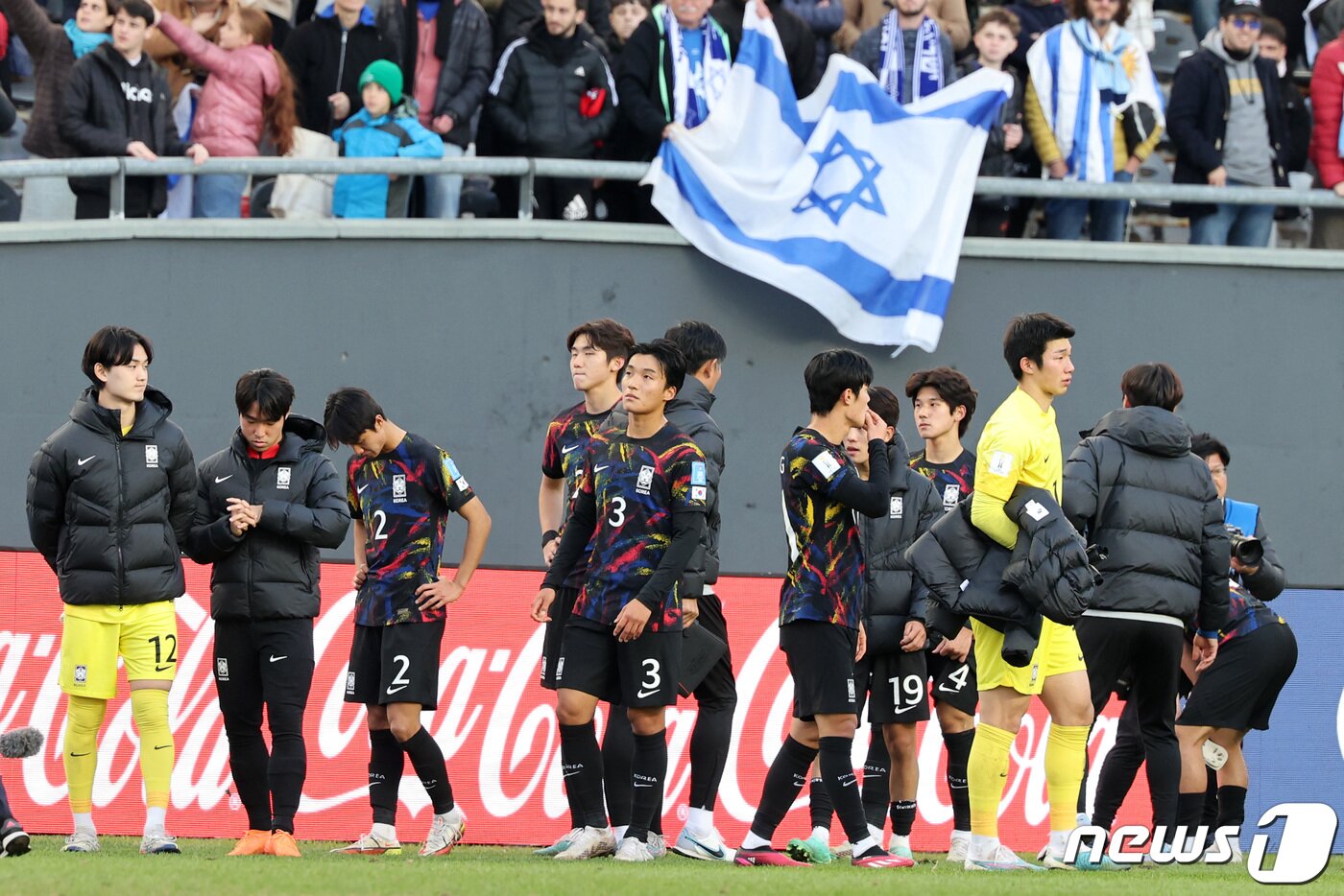 본문 이미지 - 11일(현지시간) 아르헨티나 라플라타 스타디움에서 열린 'FIFA U-20 월드컵 아르헨티나 2023' 3·4위 결정전 한국과 이스라엘의 경기에서 1대3으로 패배한 한국 대표팀이 아쉬워하고 있다. 2023.6.12/뉴스1 ⓒ News1 이승배 기자