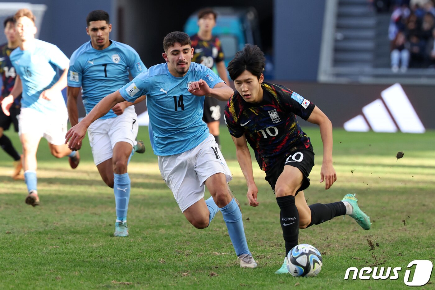 본문 이미지 - 11일(현지시간) 아르헨티나 라플라타 스타디움에서 열린 'FIFA U-20 월드컵 아르헨티나 2023' 3·4위 결정전 한국과 이스라엘의 경기에서 한국 배준호가 드리블 돌파하고 있다. 2023.6.12/뉴스1 ⓒ News1 이승배 기자