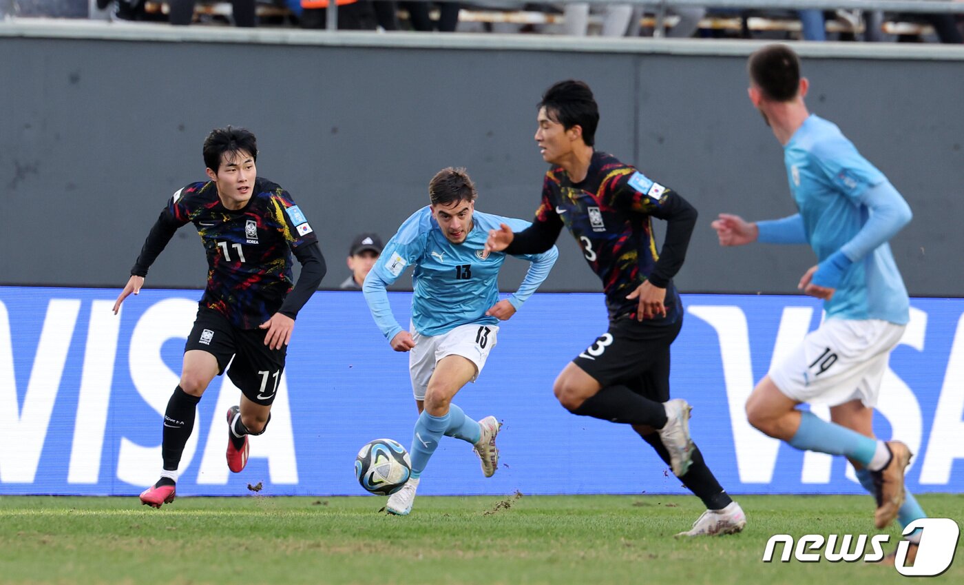 본문 이미지 - 11일(현지시간) 아르헨티나 라플라타 스타디움에서 열린 'FIFA U-20 월드컵 아르헨티나 2023' 3·4위 결정전 한국과 이스라엘의 경기에서 한국 강성진이 드리블하고 있다. 2023.6.12/뉴스1 ⓒ News1 이승배 기자