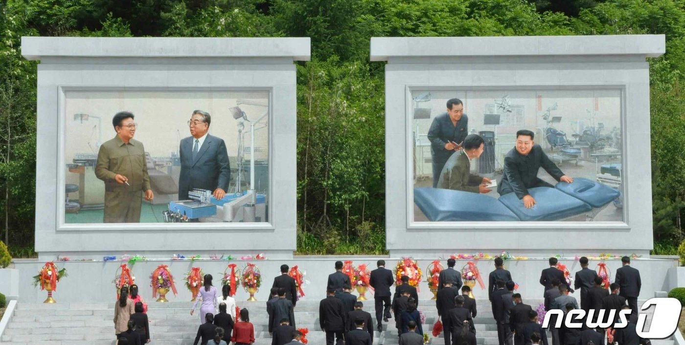 본문 이미지 - &#40;평양 노동신문=뉴스1&#41; = 묘향산의료기구공장에 설치된 김일성 주석·김정일 국방위원장·김정은 총비서의 모습이 담긴 모자이크 벽화. [국내에서만 사용가능. 재배포 금지. DB 금지. For Use Only in the Republic of Korea. Redistribution Prohibited] rodongphoto@news1.kr