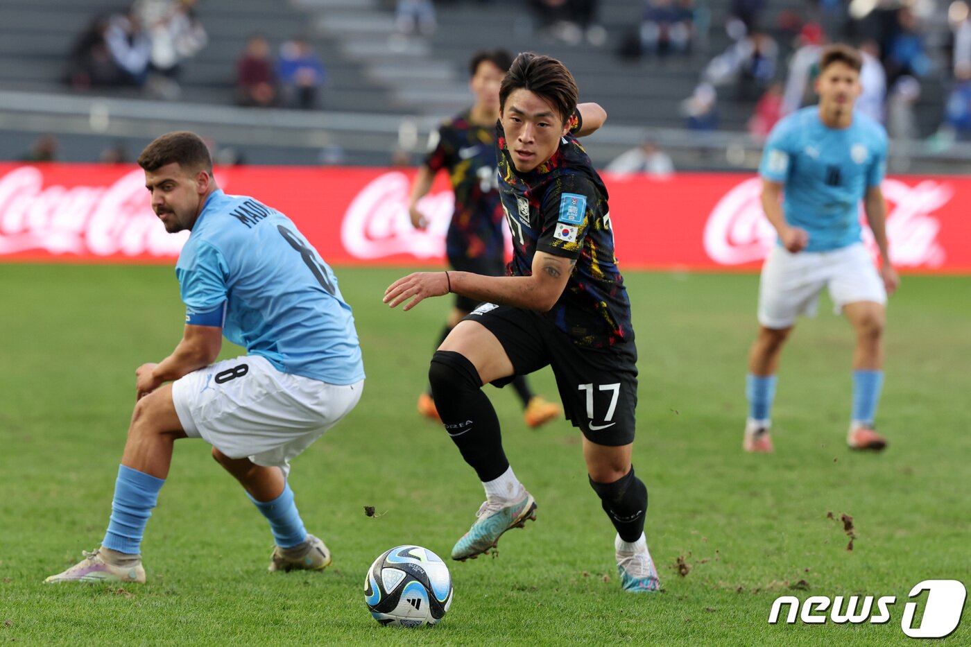 본문 이미지 - 11일(현지시간) 아르헨티나 라플라타 스타디움에서 열린 'FIFA U-20 월드컵 아르헨티나 2023' 3·4위 결정전 한국과 이스라엘의 경기에서 한국 이지한이 드리블 돌파하고 있다. 2023.6.12/뉴스1 ⓒ News1 이승배 기자