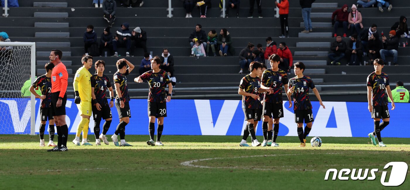 본문 이미지 - 11일(현지시간) 아르헨티나 라플라타 스타디움에서 열린 'FIFA U-20 월드컵 아르헨티나 2023' 3·4위 결정전 한국과 이스라엘의 경기에서 한국 대표팀이 이스라엘 비냐민에게 선제골을 허용한 뒤 아쉬워하고 있다. 2023.6.12/뉴스1 ⓒ News1 이승배 기자