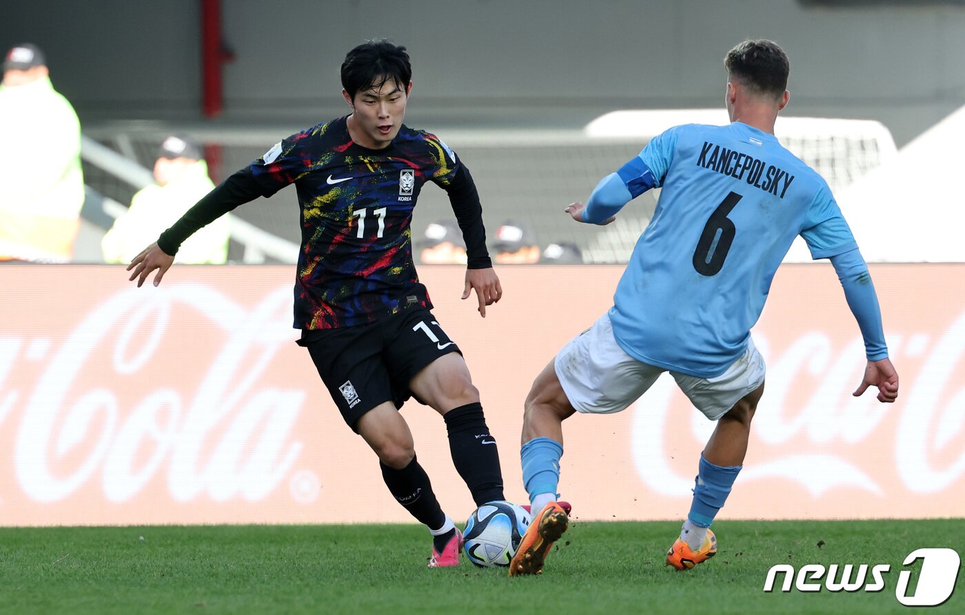 본문 이미지 - 11일(현지시간) 아르헨티나 라플라타 스타디움에서 열린 'FIFA U-20 월드컵 아르헨티나 2023' 3·4위 결정전 한국과 이스라엘의 경기에서 한국 강성진이 드리블 돌파하고 있다. 2023.6.12/뉴스1 ⓒ News1 이승배 기자