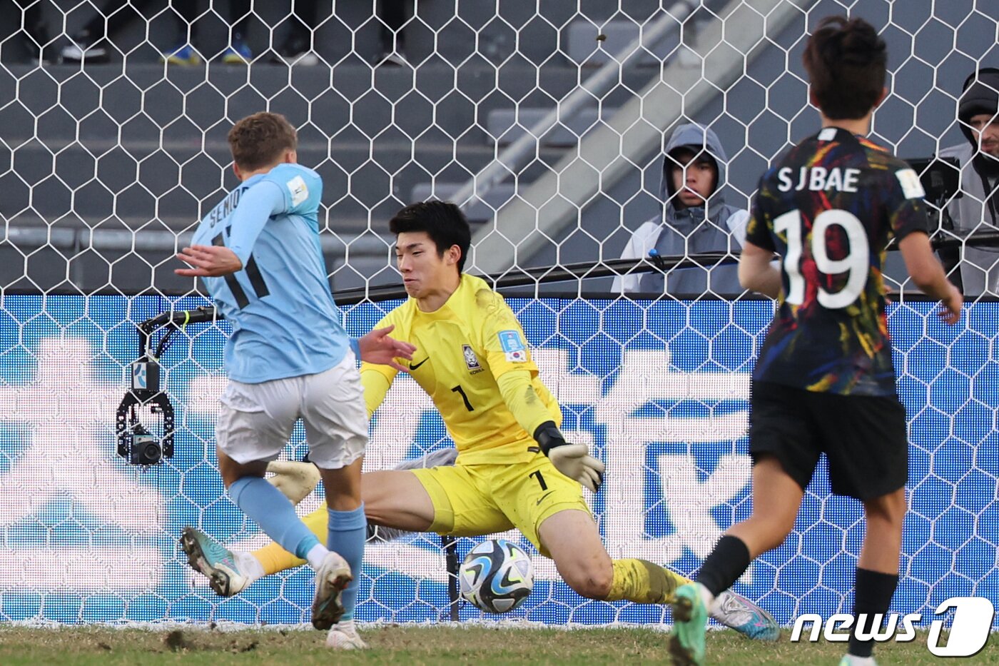 본문 이미지 - 11일(현지시간) 아르헨티나 라플라타 스타디움에서 열린 'FIFA U-20 월드컵 아르헨티나 2023' 3·4위 결정전 한국과 이스라엘의 경기에서 한국 골키퍼 김준홍이 이스라엘 세니오르의 슛을 수비하고 있다. 2023.6.12/뉴스1 ⓒ News1 이승배 기자