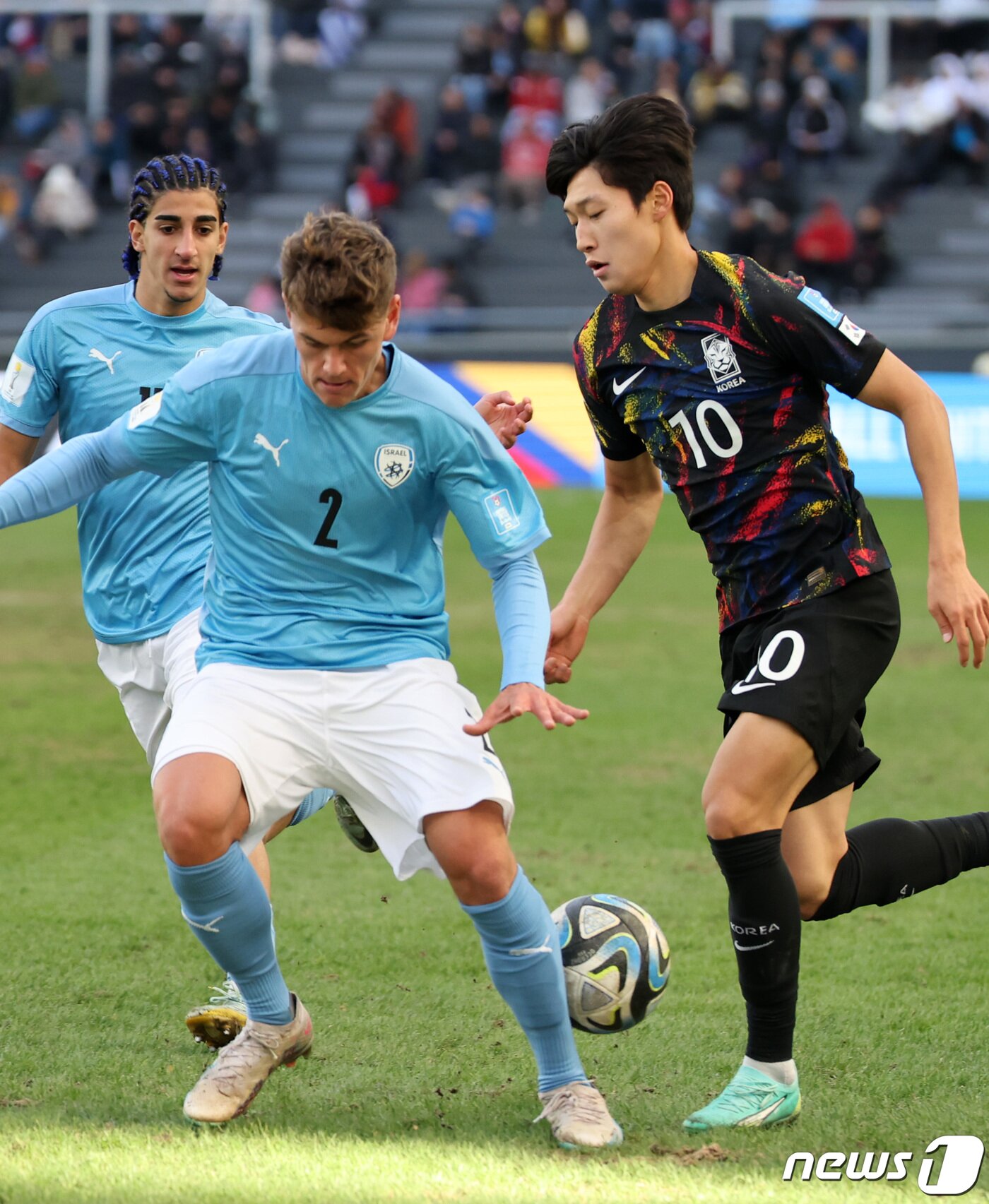 본문 이미지 - 11일(현지시간) 아르헨티나 라플라타 스타디움에서 열린 'FIFA U-20 월드컵 아르헨티나 2023' 3·4위 결정전 한국과 이스라엘의 경기에서 한국 배준호가 돌파를 시도하고 있다. 2023.6.12/뉴스1 ⓒ News1 이승배 기자
