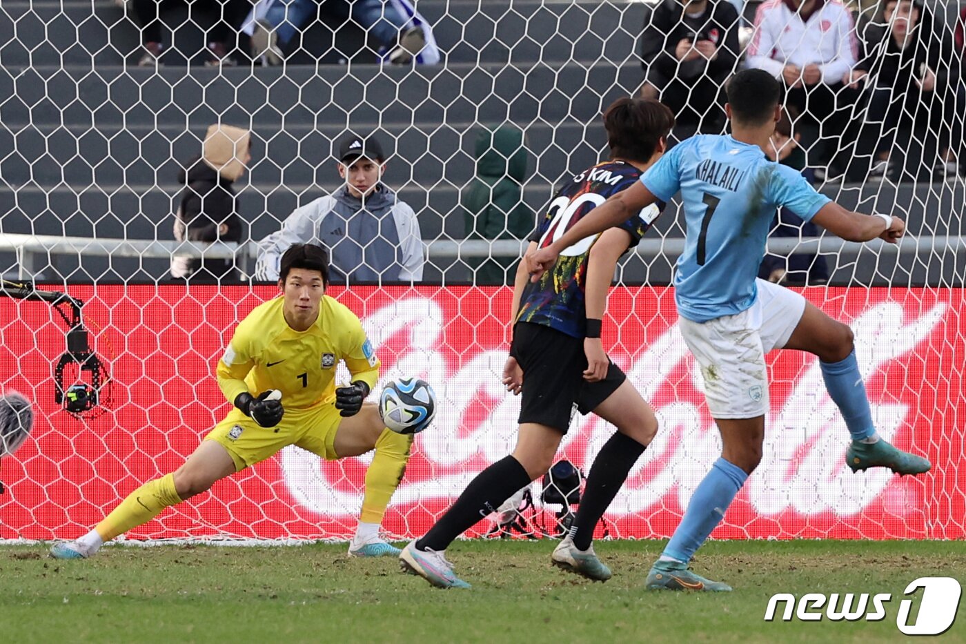 본문 이미지 - 11일(현지시간) 아르헨티나 라플라타 스타디움에서 열린 'FIFA U-20 월드컵 아르헨티나 2023' 3·4위 결정전 한국과 이스라엘의 경기에서 한국 골키퍼 김준홍이 이스라엘 칼라일리의 슛을 막고 있다. 2023.6.12/뉴스1 ⓒ News1 이승배 기자