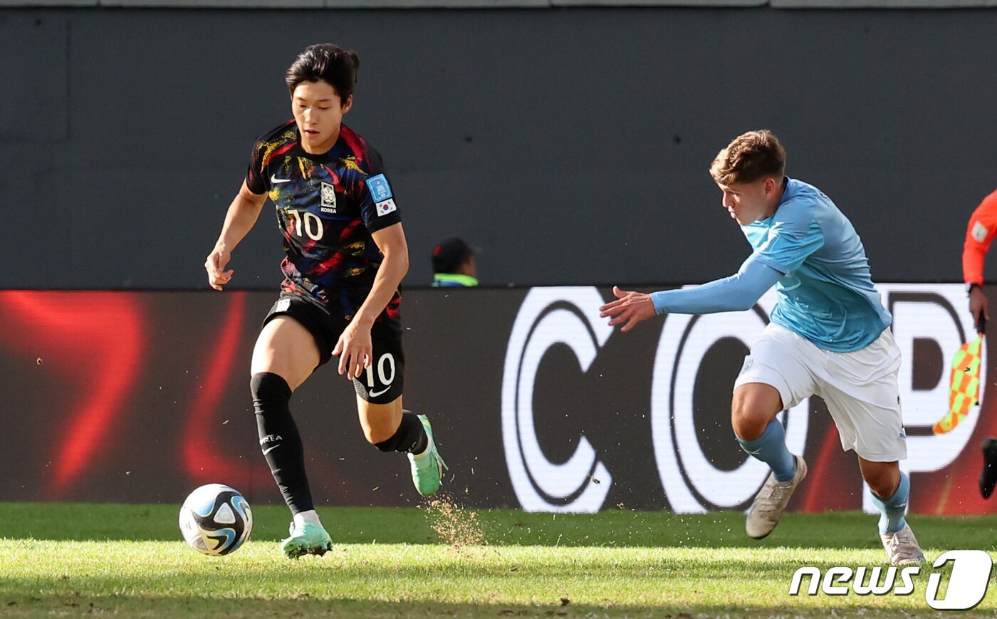 본문 이미지 - 11일(현지시간) 아르헨티나 라플라타 스타디움에서 열린 'FIFA U-20 월드컵 아르헨티나 2023' 3·4위 결정전 한국과 이스라엘의 경기에서 한국 배준호가 드리블 돌파하고 있다. 2023.6.12/뉴스1 ⓒ News1 이승배 기자