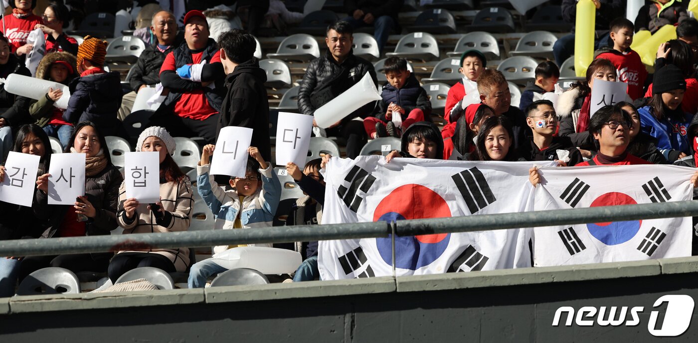 본문 이미지 - 11일(현지시간) 아르헨티나 라플라타 스타디움에서 열린 'FIFA U-20 월드컵 아르헨티나 2023' 3·4위 결정전 한국과 이스라엘의 경기에서 한국 팬들이 응원을 펼치고 있다. 2023.6.12/뉴스1 ⓒ News1 이승배 기자